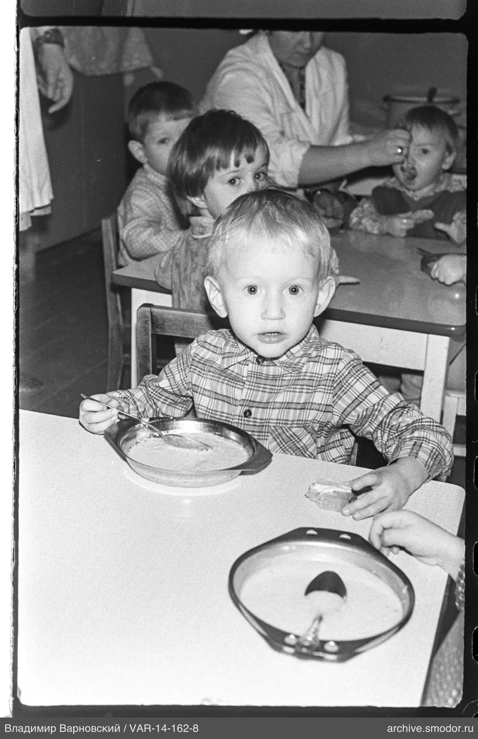 Kinder an Tischen im Raum