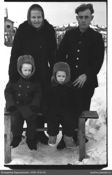 Gruppenporträt vor Schneelandschaft