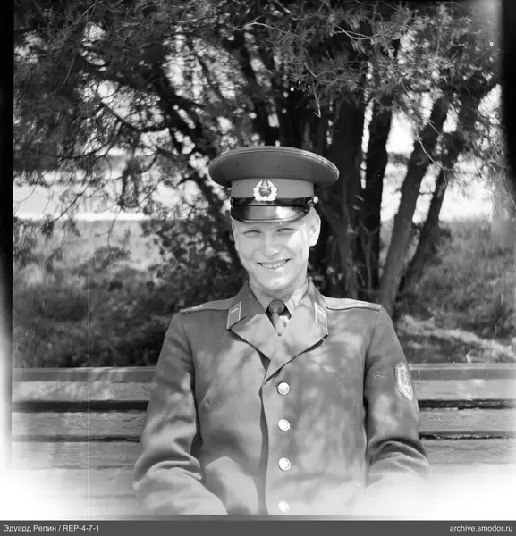 Мужчина в военной форме на скамейке