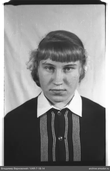 Porträt einer Frau im dunklen Cardigan