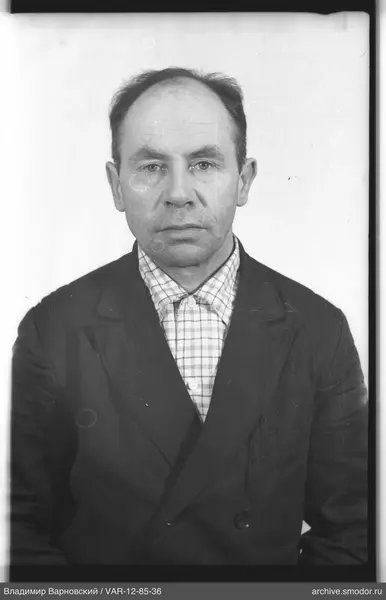 Porträt eines Mannes in dunklem Sakko