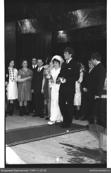 Gruppenporträt mit Frau im weißen Kleid