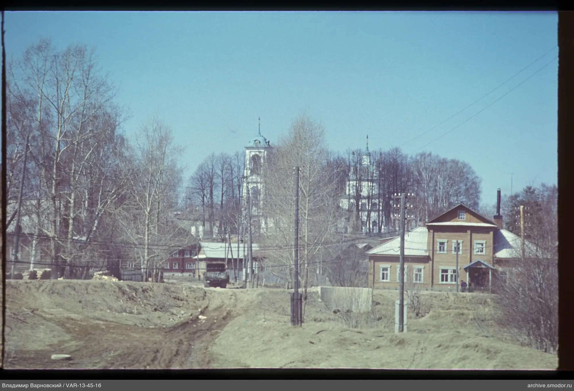 Holzgebäude und Lastwagen
