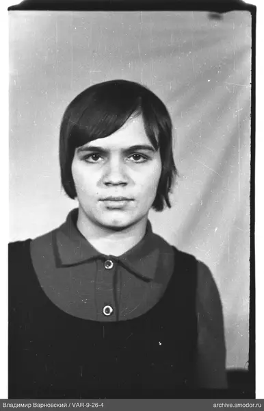 Porträt einer Frau mit kurzen Haaren