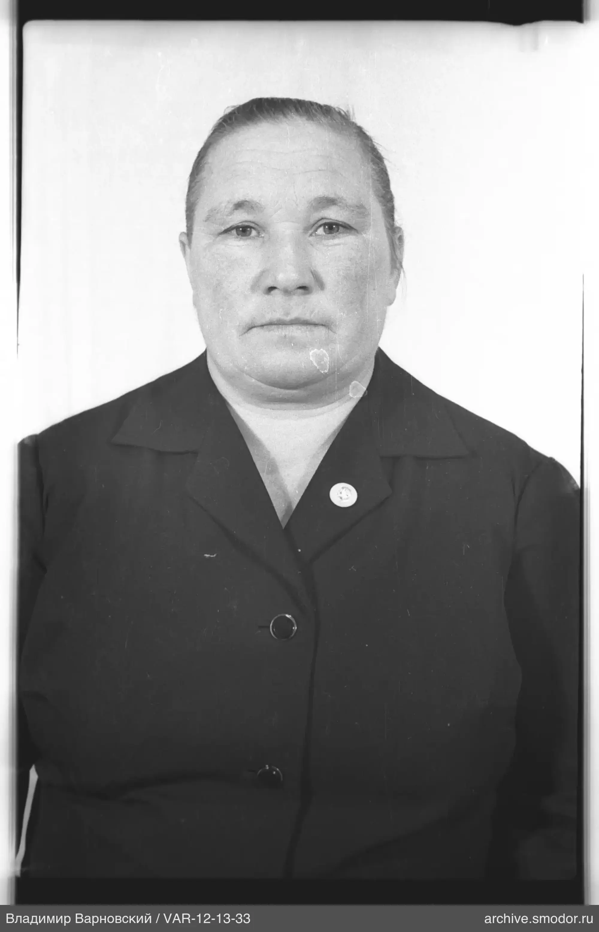 Портрет женщины в тёмном пиджаке
