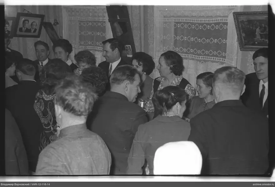 Групповая фотография в комнате