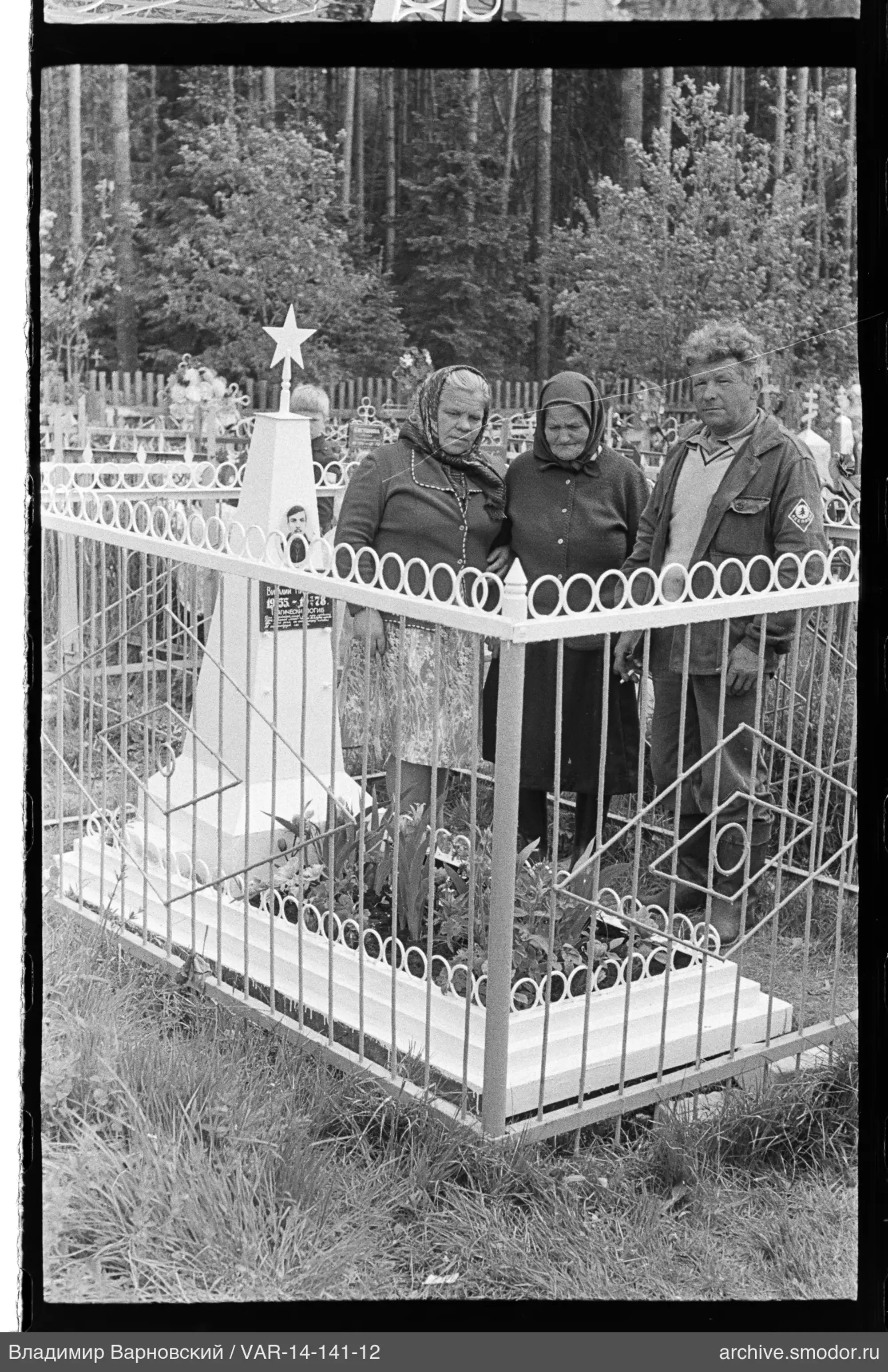Gruppe bei Grab mit Denkmal