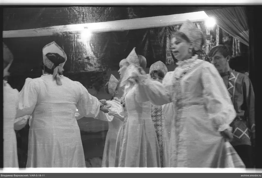Gruppe in traditionellen Kostümen im Kreis
