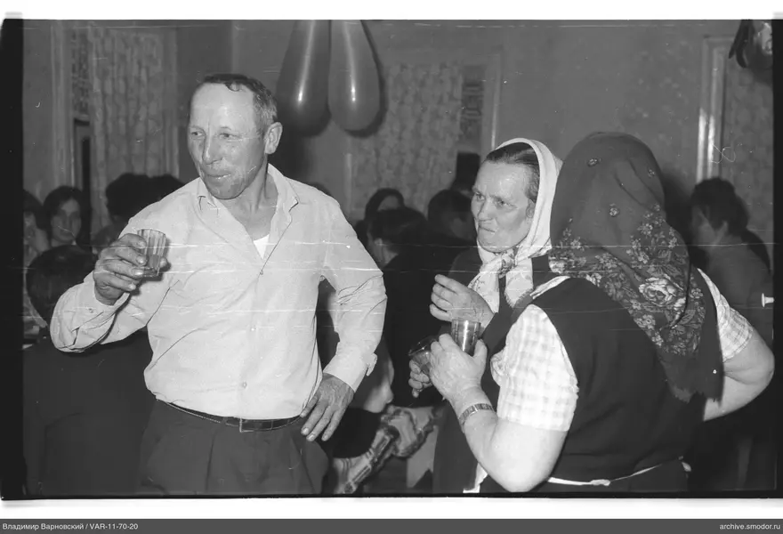 Mann und Frauen mit Gläsern bei Veranstaltung