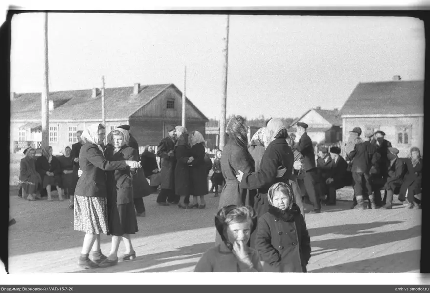 Frauen tanzen auf offenem Platz