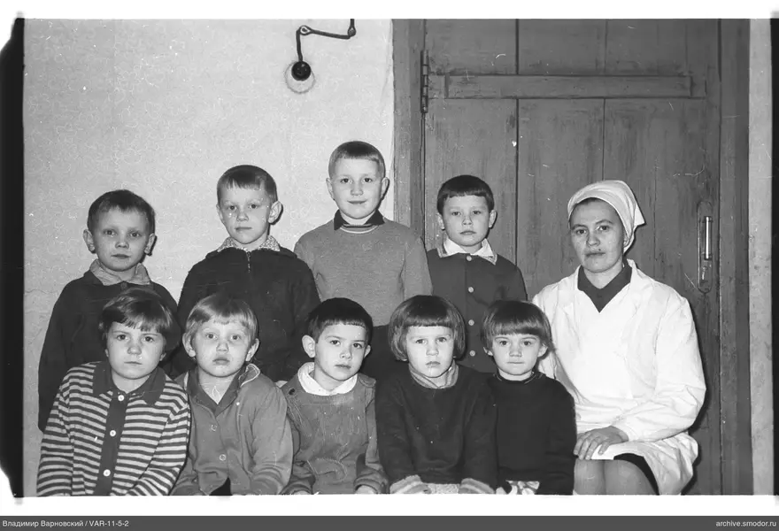 Групповой портрет детей и женщины