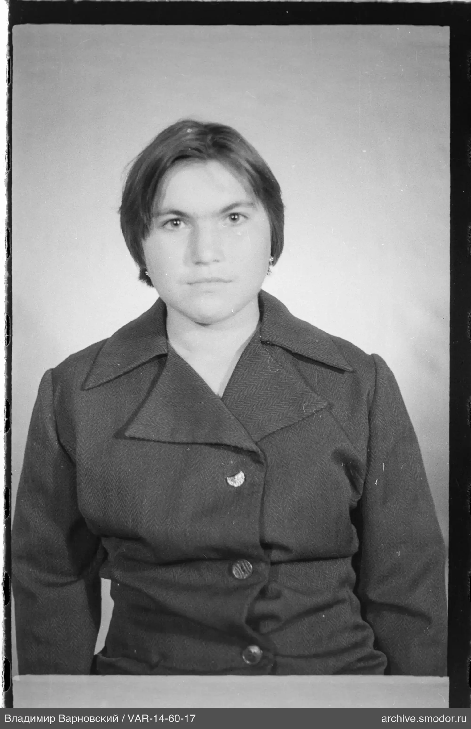 Портрет женщины в тёмном пальто