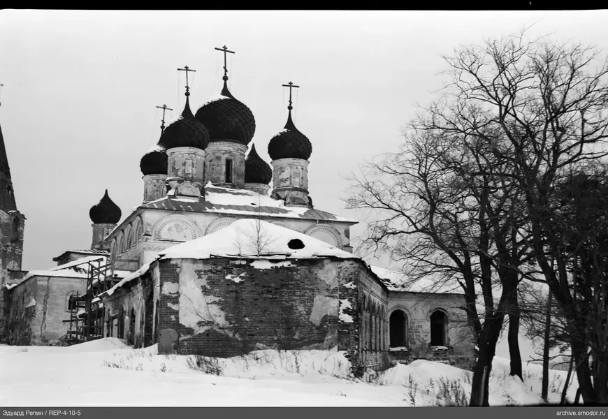 Церковное здание с куполами и крестами