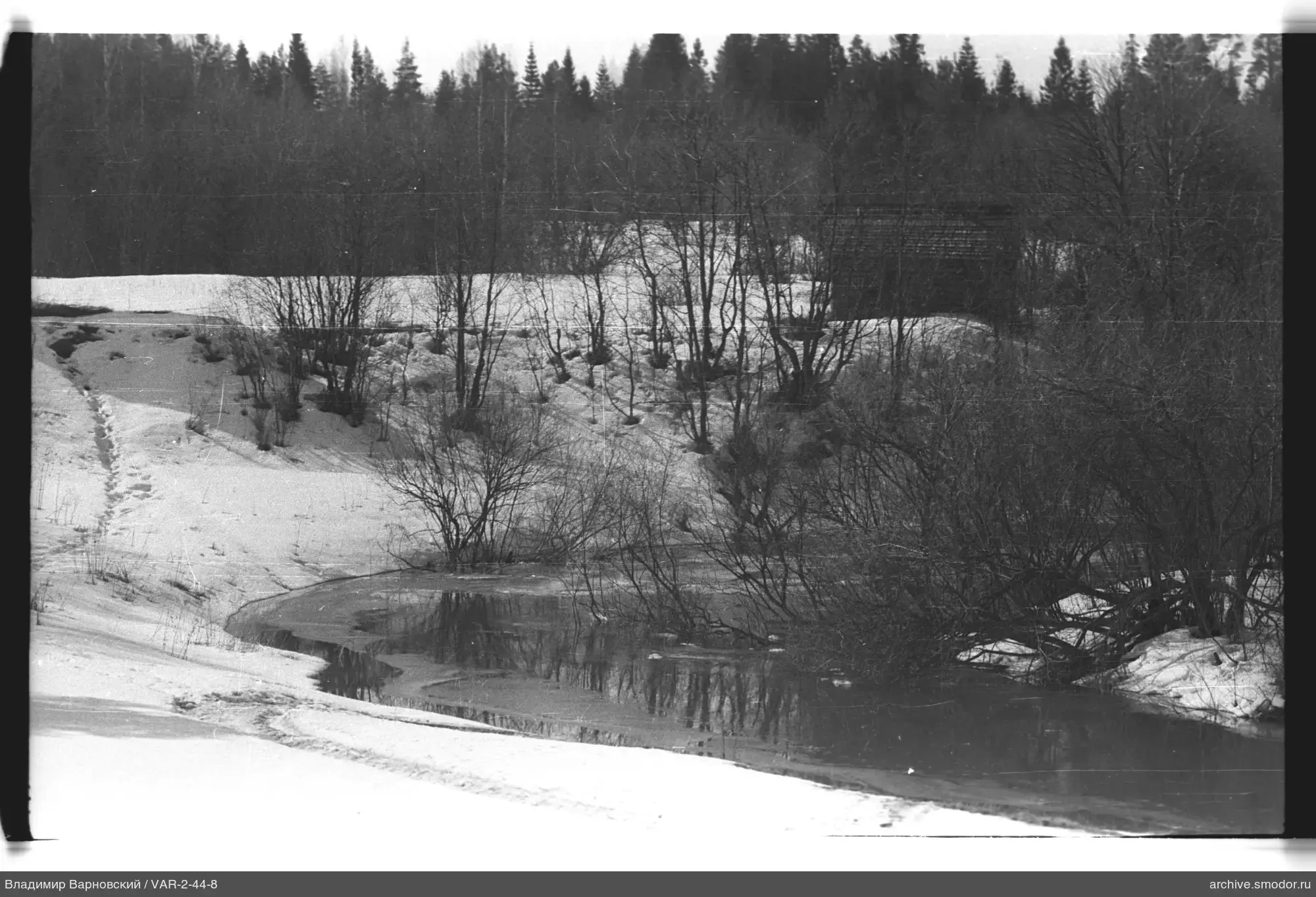 Gewundener Wasserlauf mit gefrorener Oberfläche