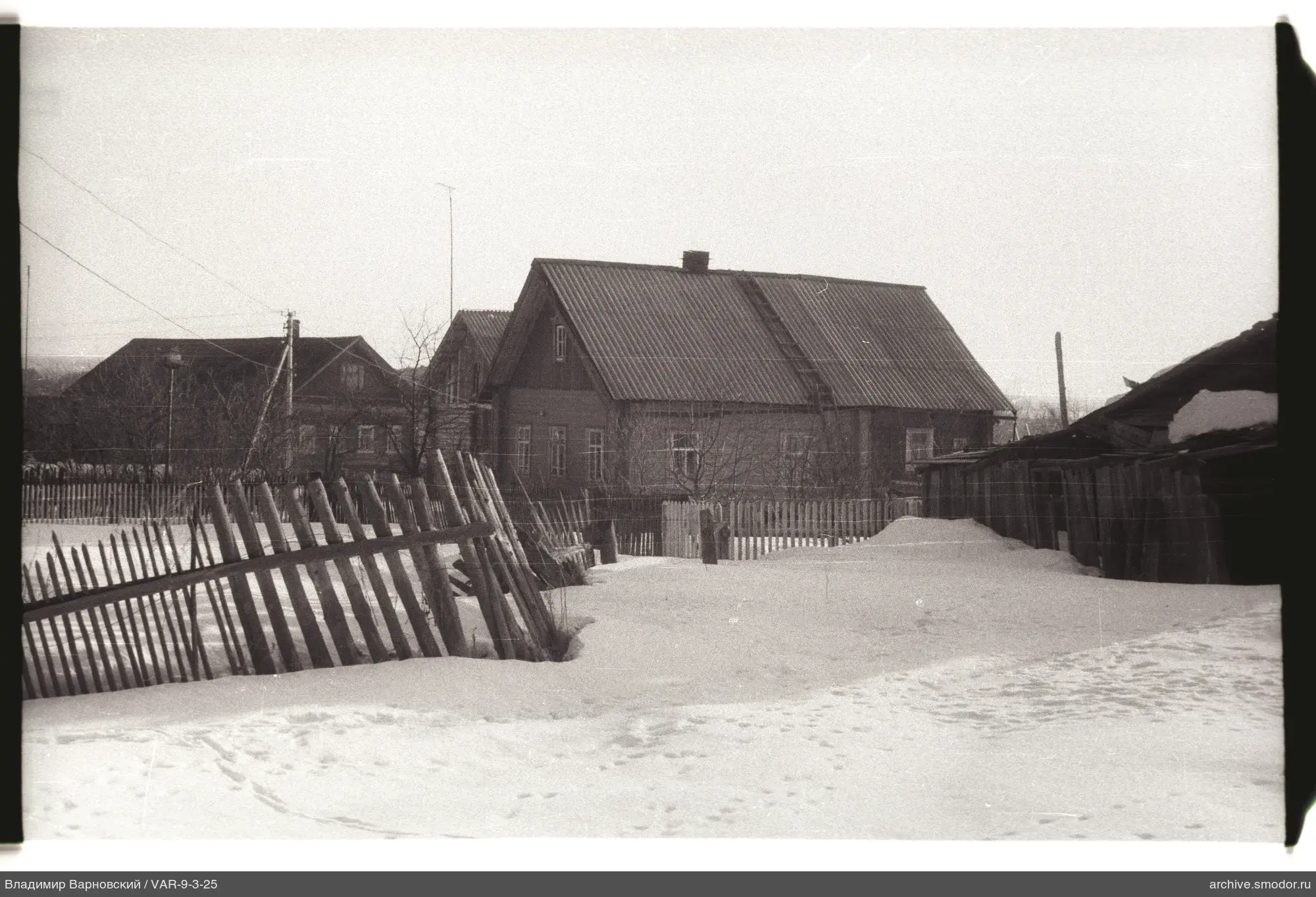 Holzhäuser mit Satteldächern und Schnee