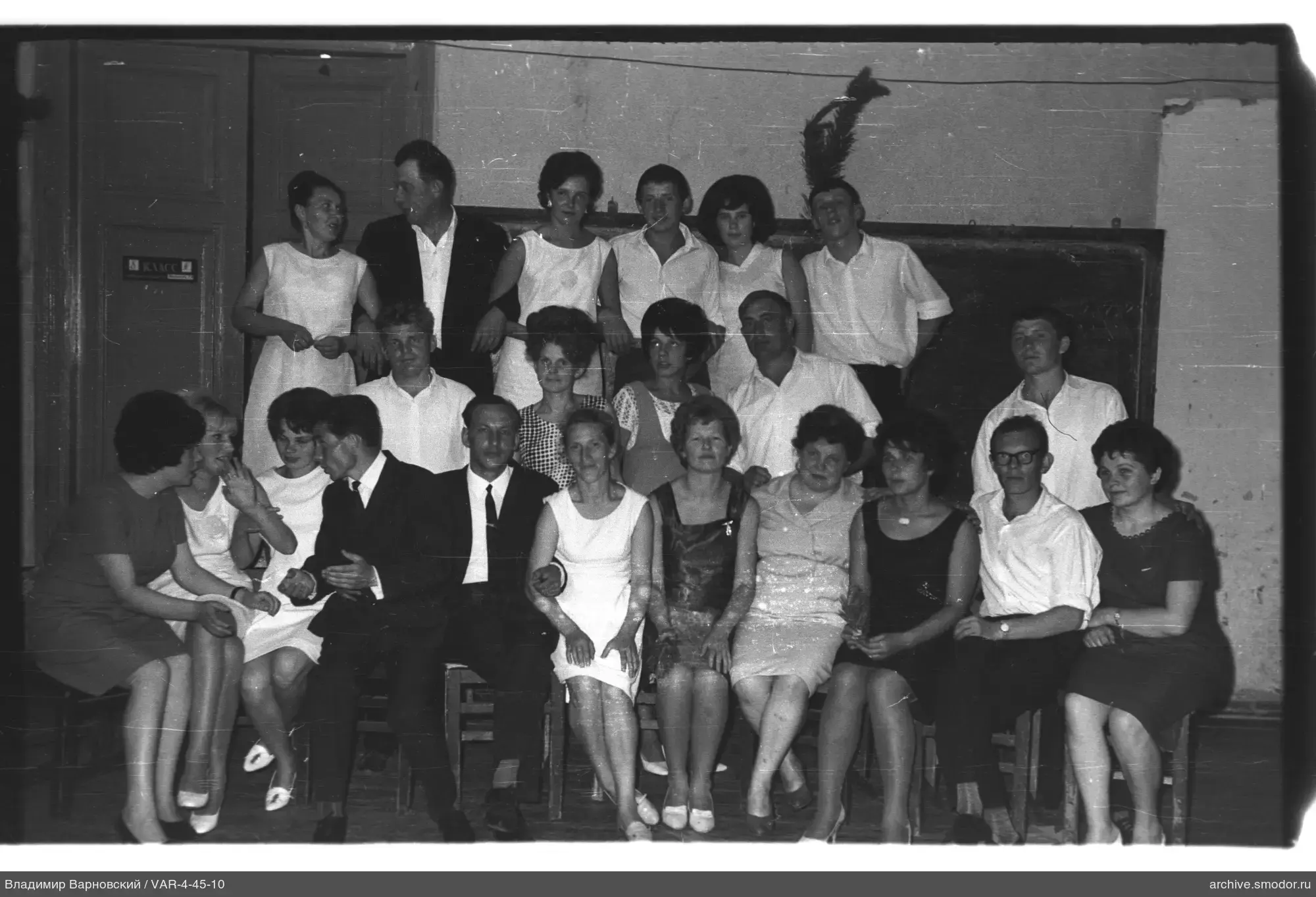 Gruppenporträt von Schülern und Lehrern