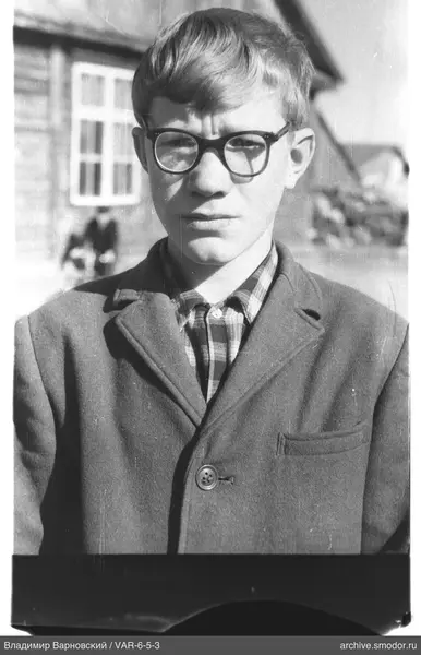 Porträt eines Jungen mit Brille