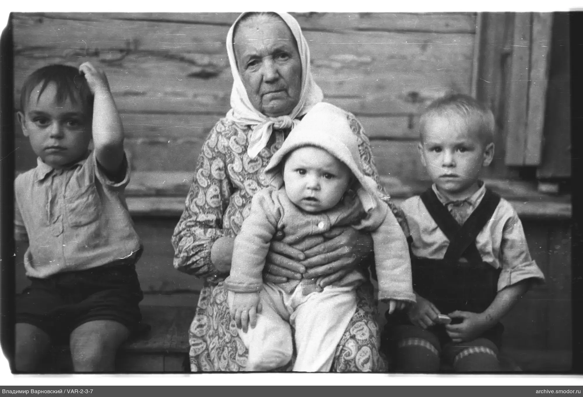 Групповой портрет с женщиной и детьми