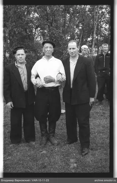 Gruppenporträt von Männern und jungen Männern