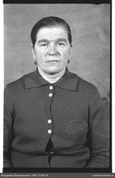 Porträt einer Frau in dunklem Cardigan