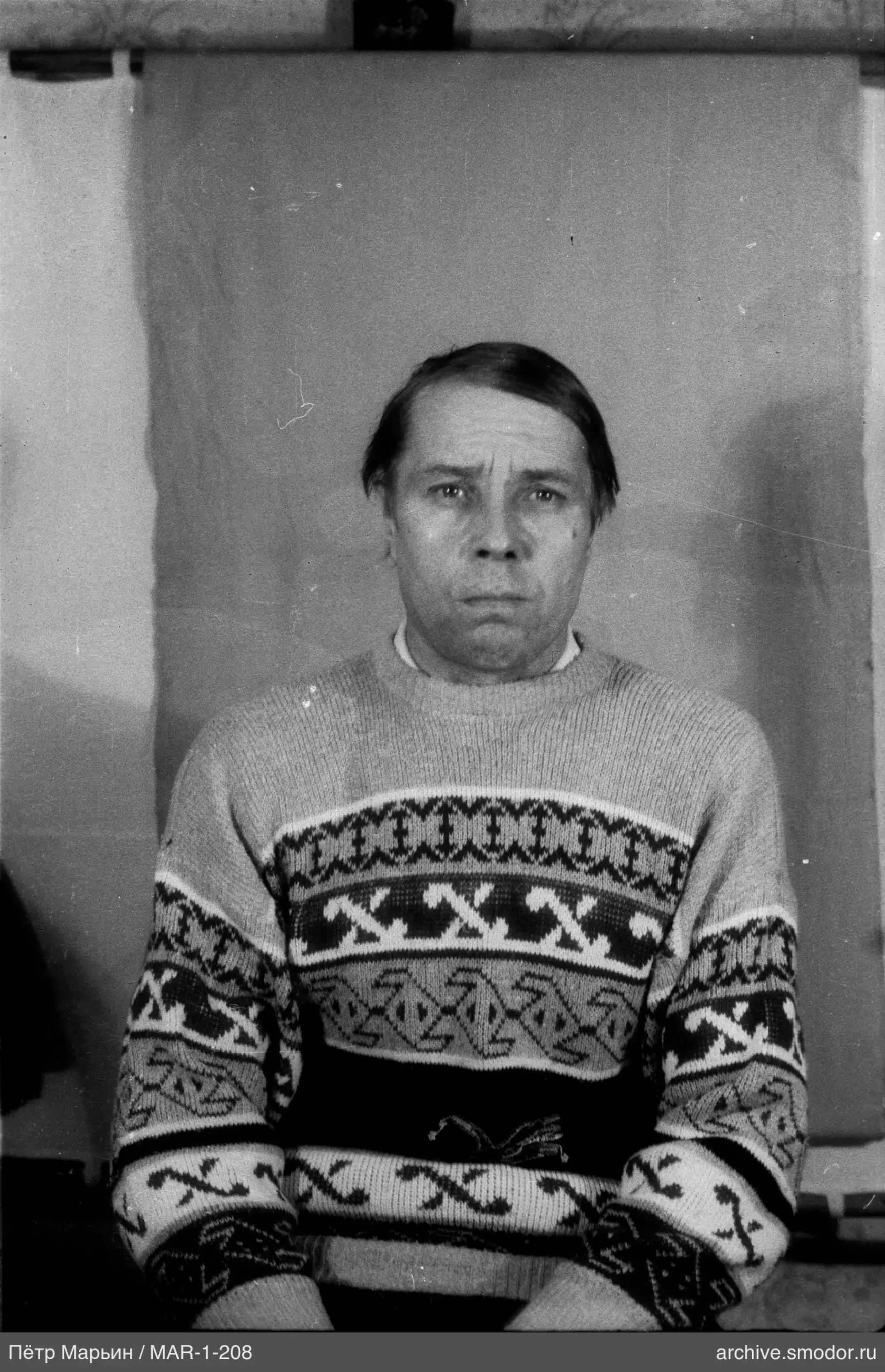 Портрет мужчины в светлом свитере