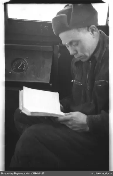 Мужчина читает книгу в профиль