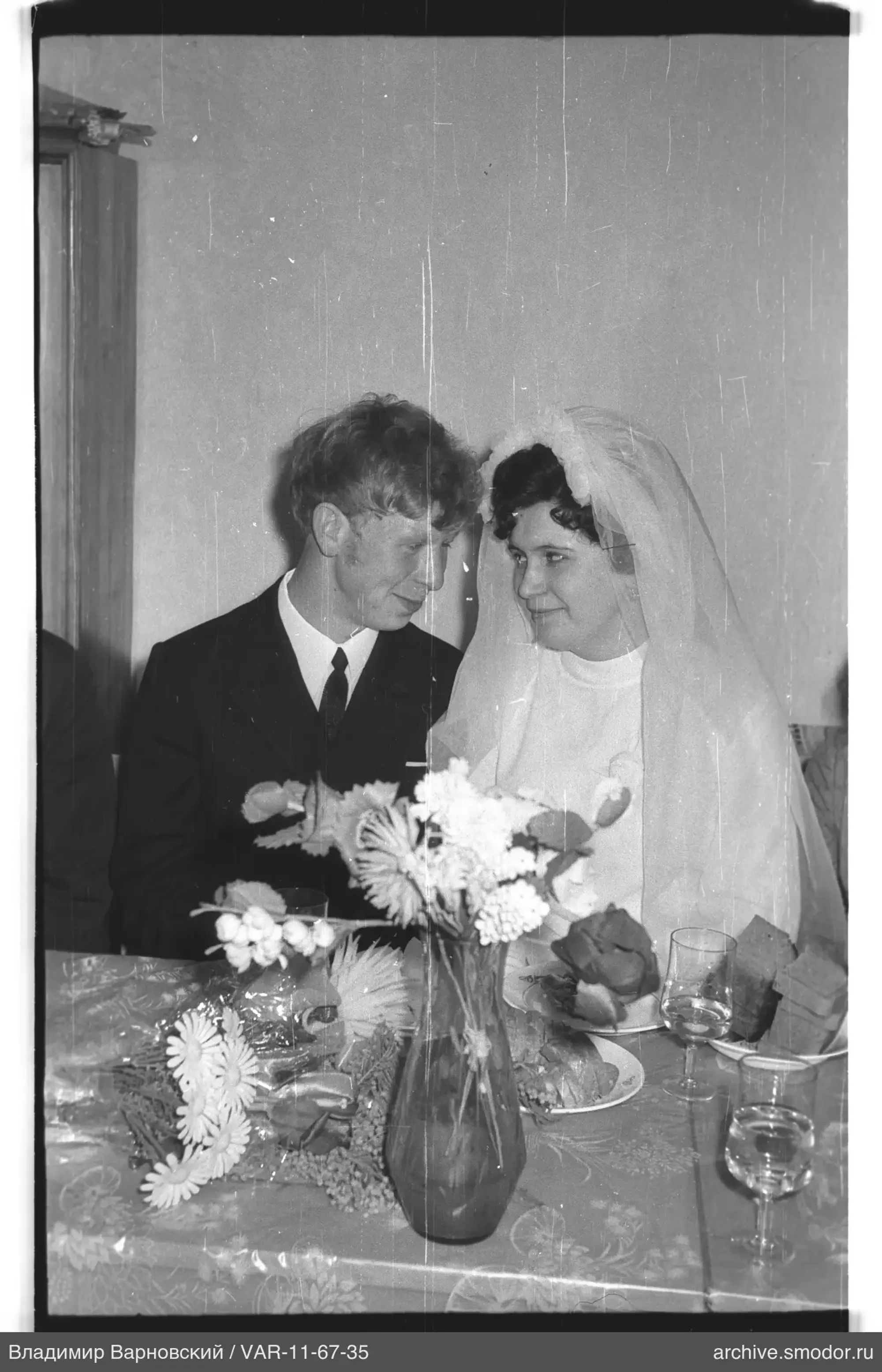 Mann und Frau bei einer Hochzeit