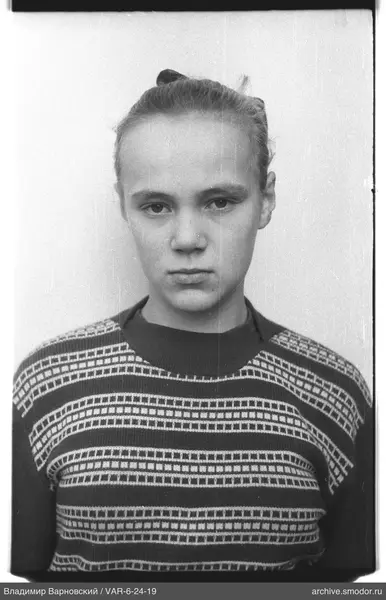 Porträt einer Frau mit Dutt und geometrischem Pullover