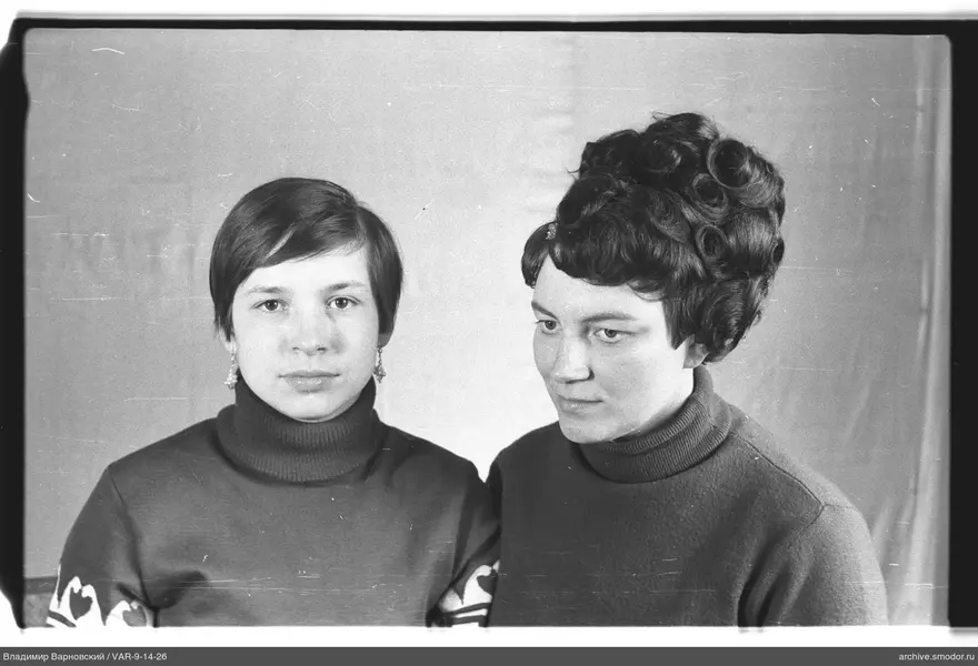 Zwei Frauen in dunklen Rollkragenpullovern