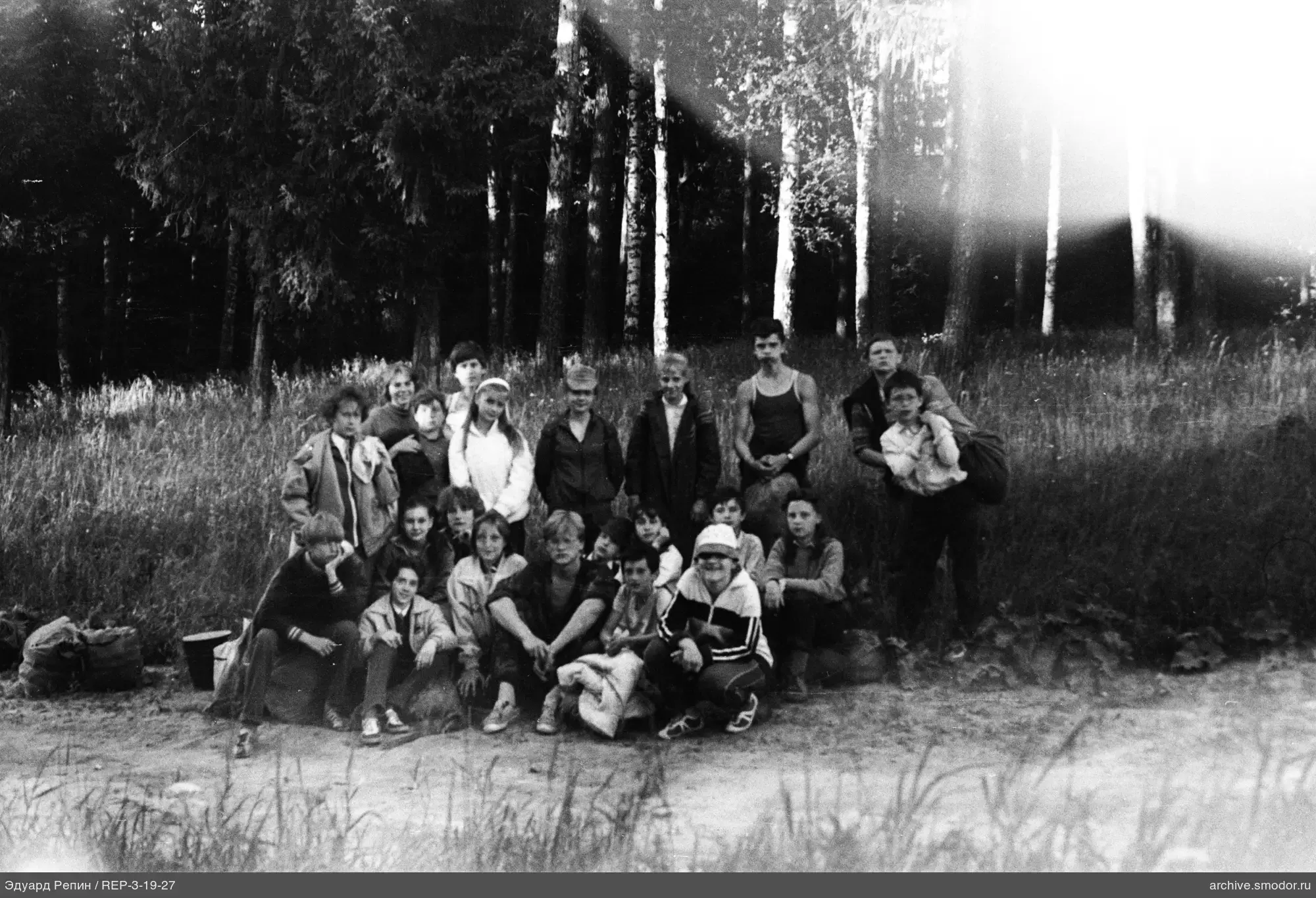 Gruppe von Kindern und Jugendlichen in der Natur