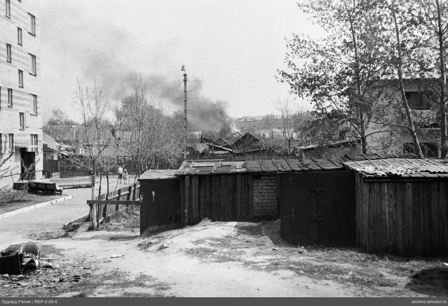 Дорога, гаражи и жилой дом