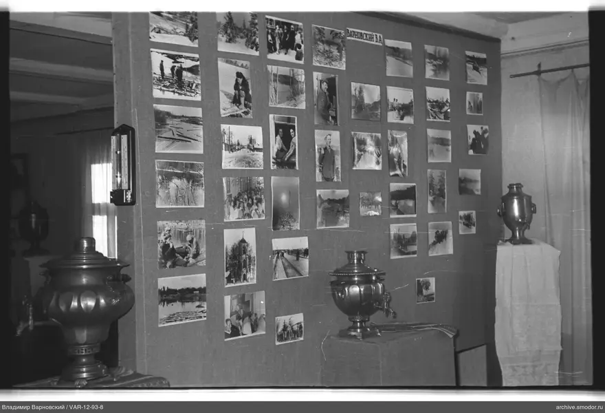 Ausstellungsstand mit Fotos und Samowaren