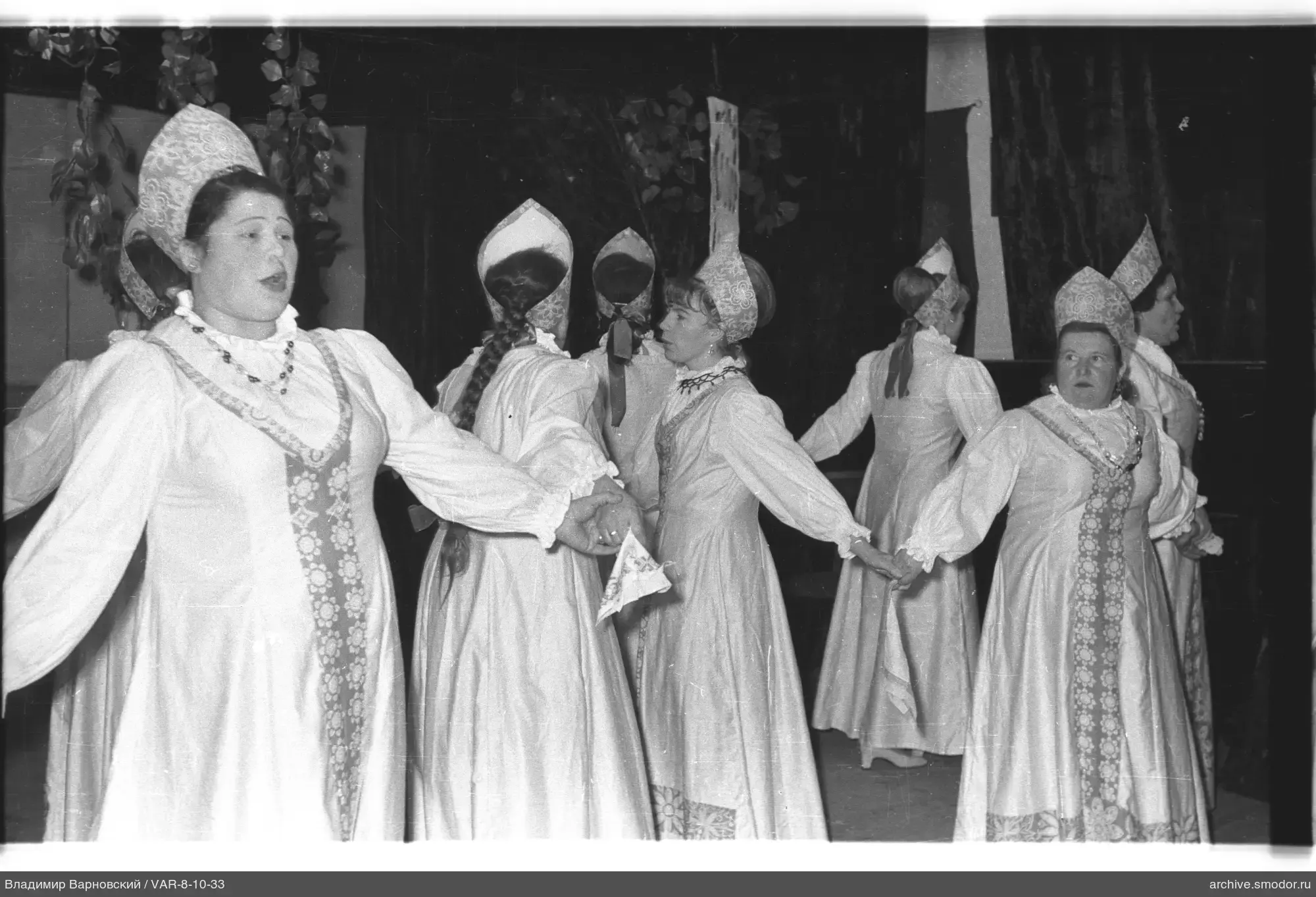 Gruppenporträt von Frauen in traditionellen Kostümen