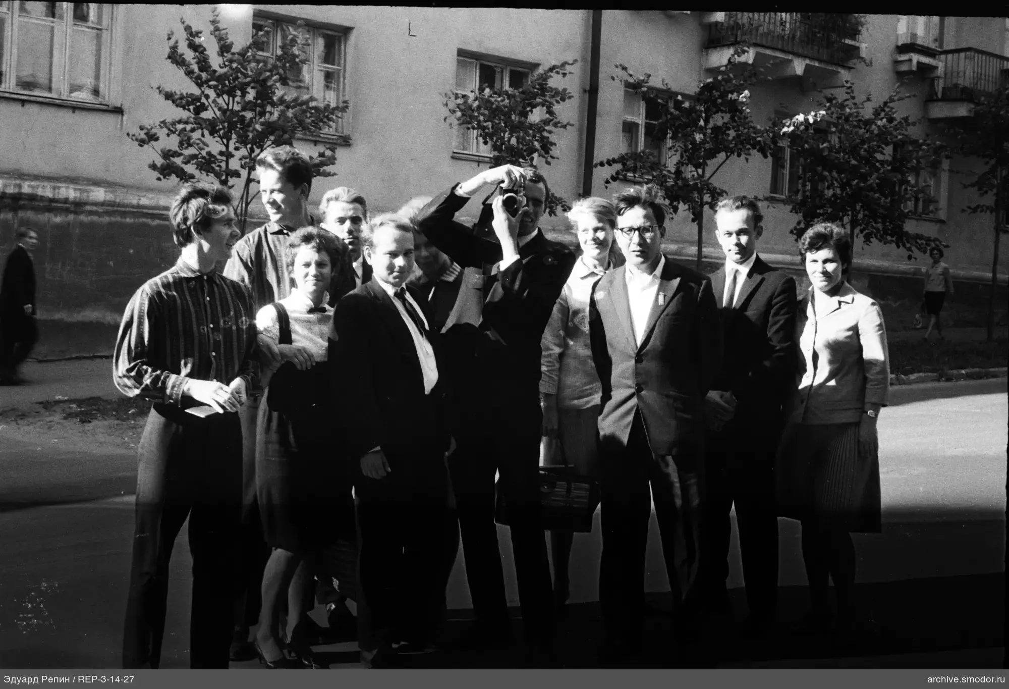 Группа людей с фотографом