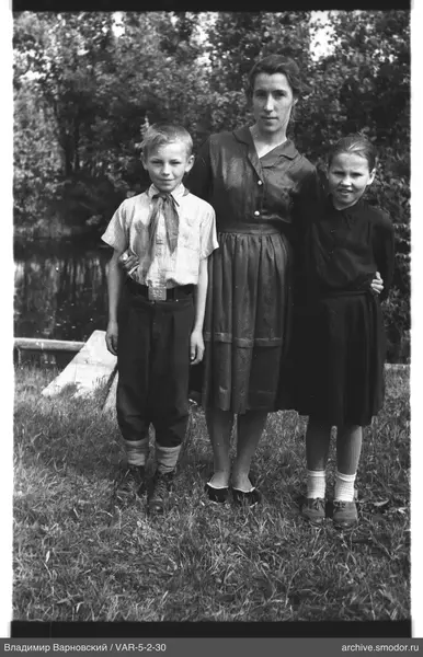 Gruppenporträt mit Frau und Kindern