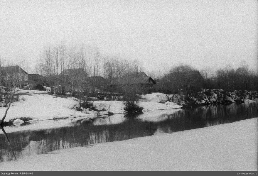 Flusslandschaft mit verschneiten Ufer