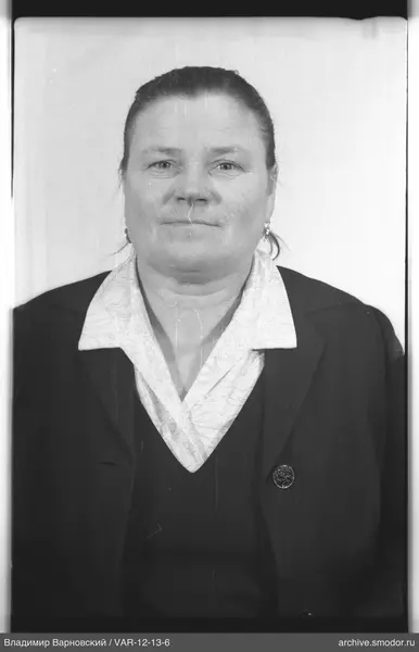 Porträt einer Frau in dunklem Jacke und Tuch