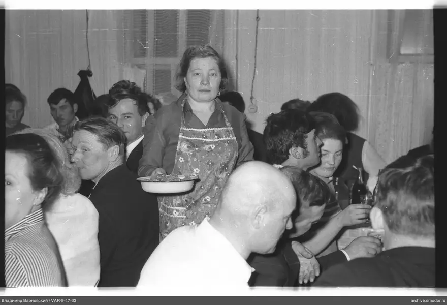 Gruppe am Tisch mit Frau in der Mitte
