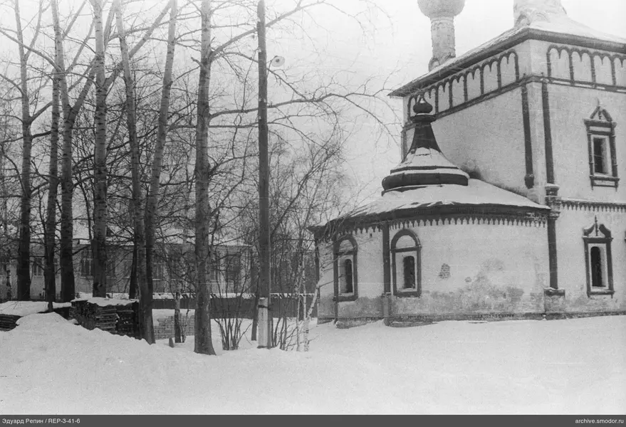 Gebäude im russischen Stil mit verschneiter Landschaft