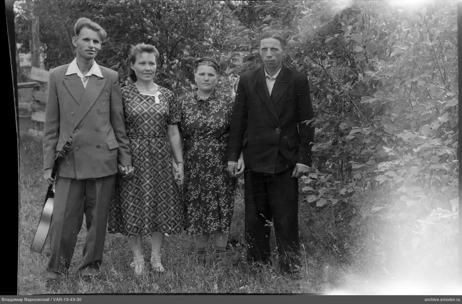Gruppe von vier Personen auf Gras