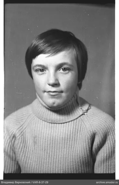 Porträt eines Jungen im hellen Pullover