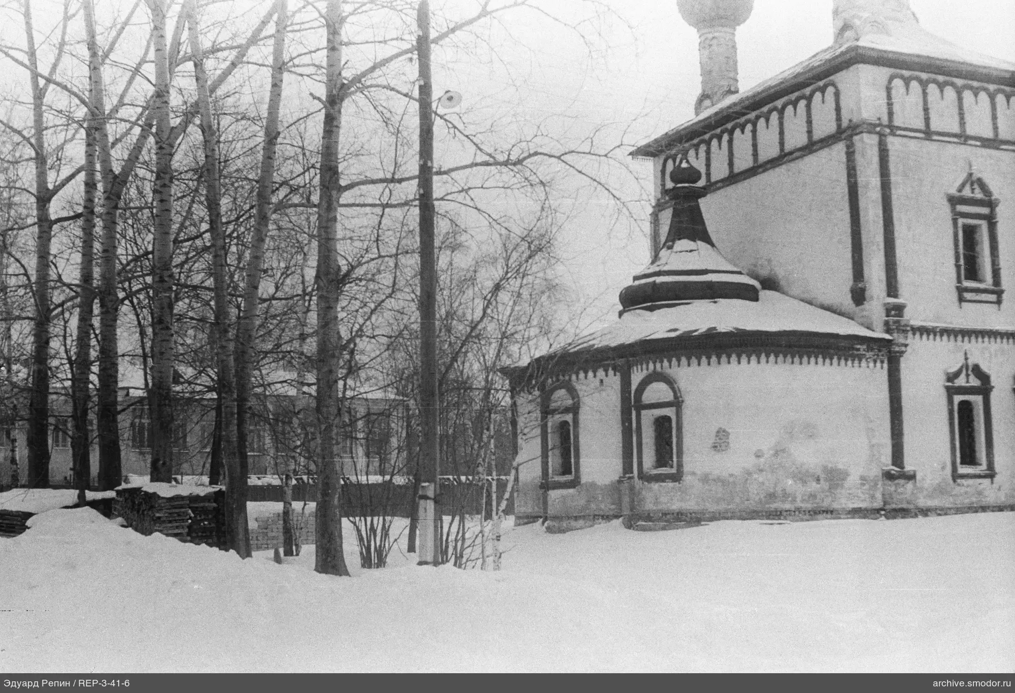 Gebäude im russischen Stil mit verschneiter Landschaft
