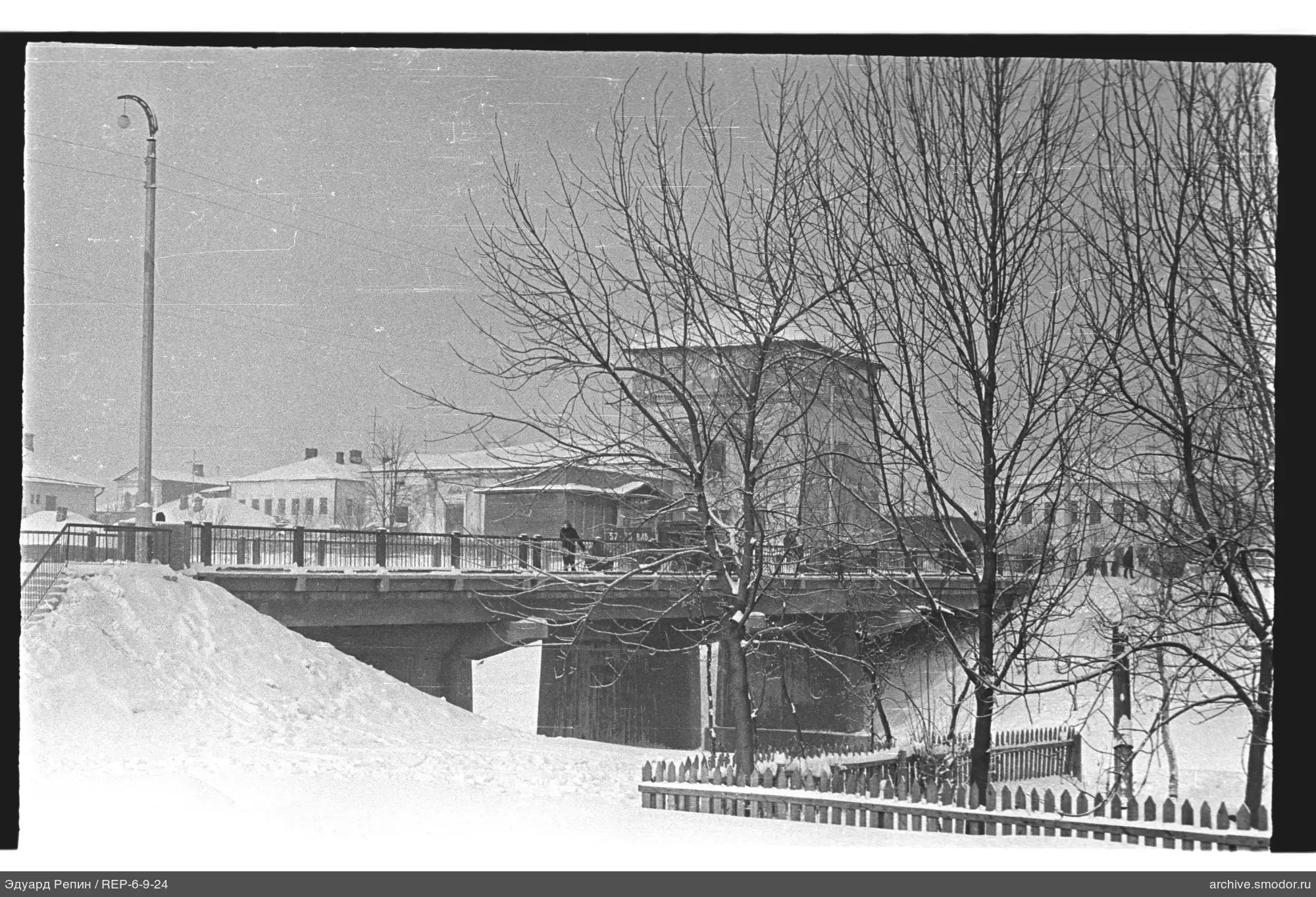 Brücke mit Menschen und Schneelandschaft