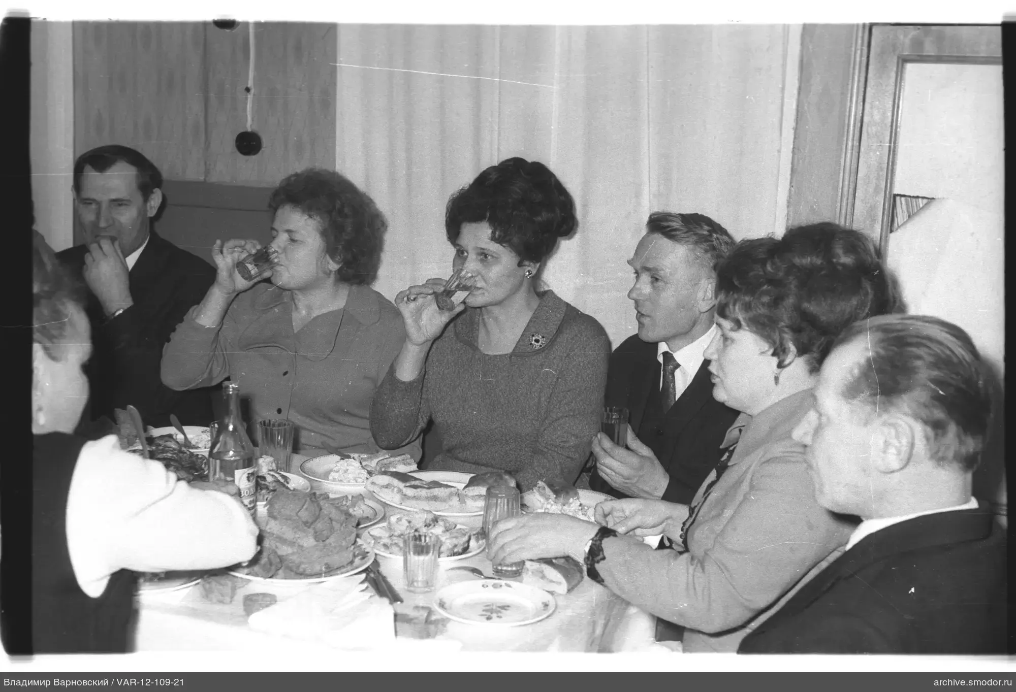 Gruppe am Tisch mit Essen und Getränken