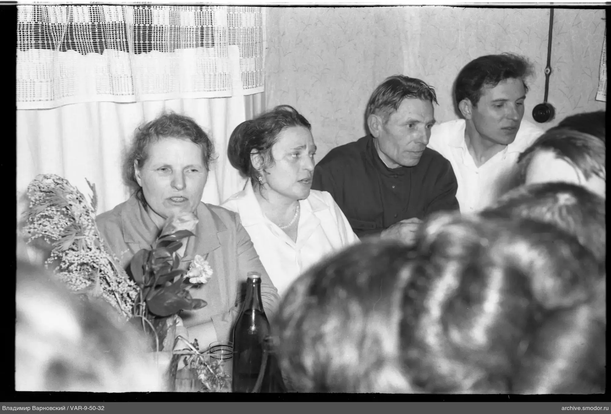 Gruppenporträt mit Blumen und Getränken
