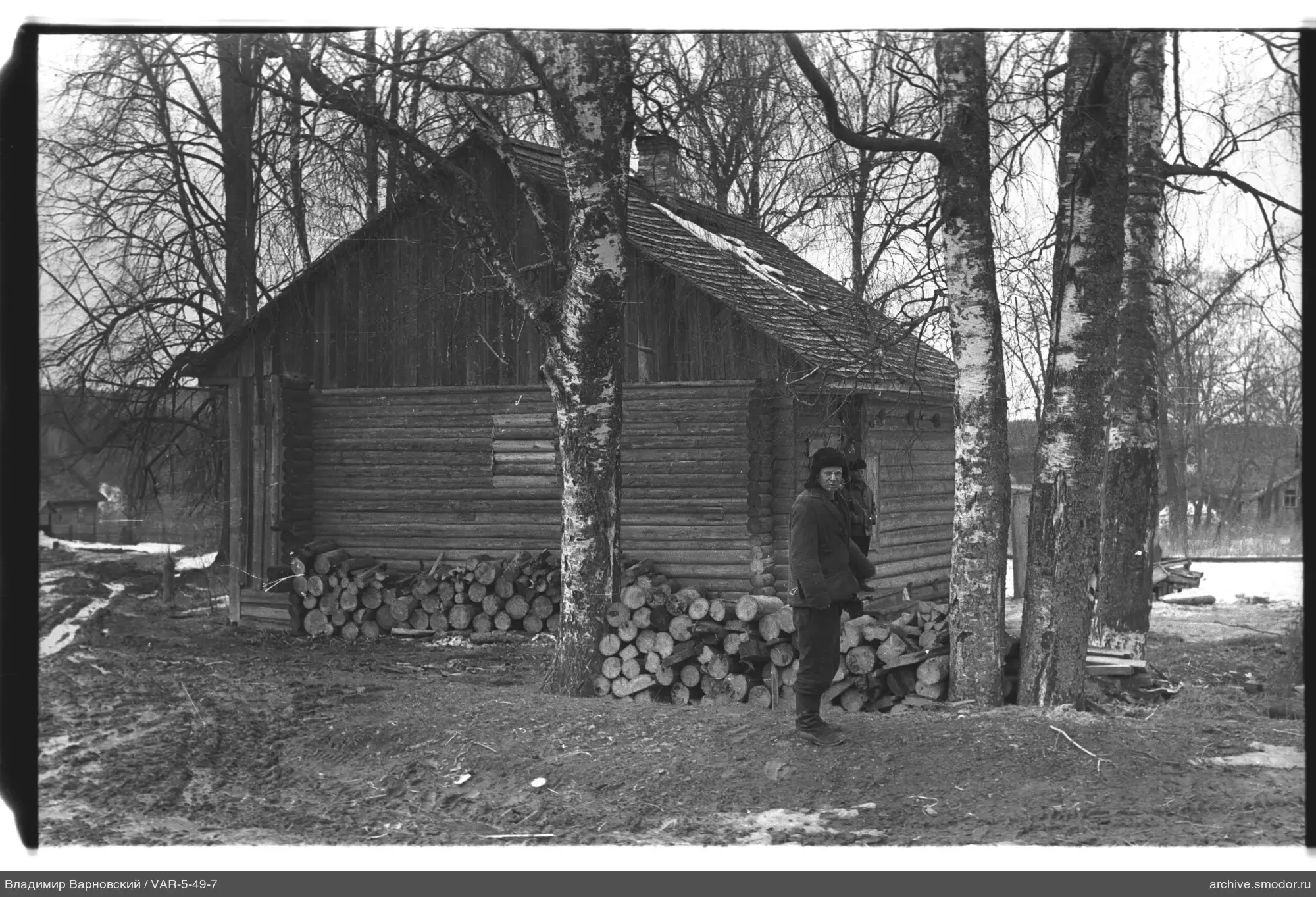 Holzhaus mit zwei Männern