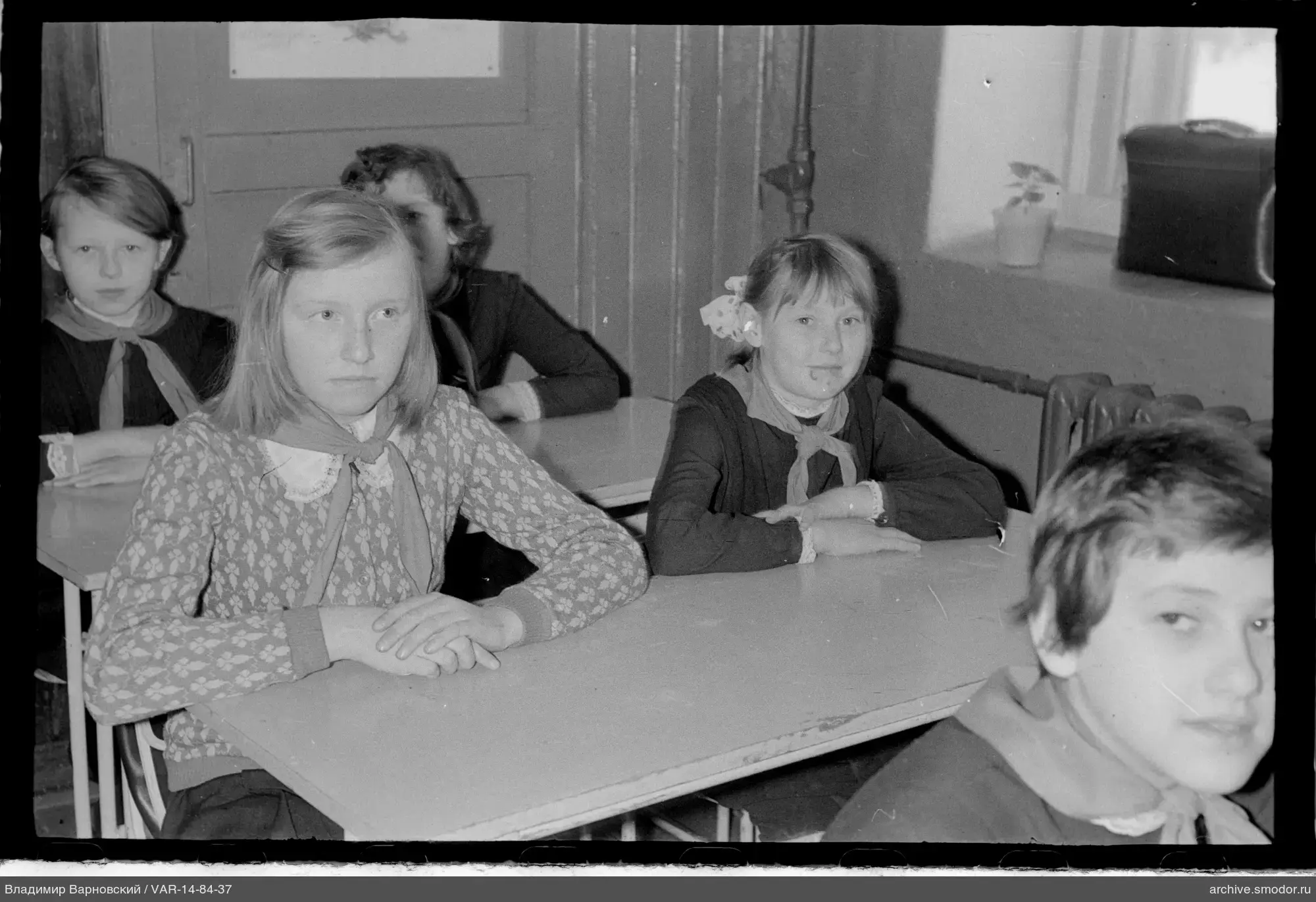 Kindergruppenporträt im Klassenzimmer