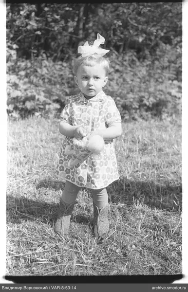 Mädchen mit Puppe im Gras