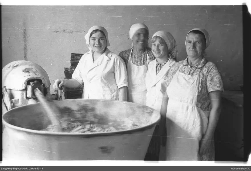 Gruppenporträt von Frauen bei einem Metallgefäß