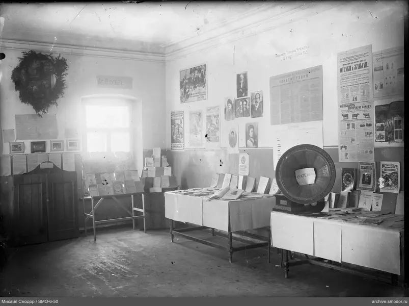 Innenraum mit Büchern und Grammophon